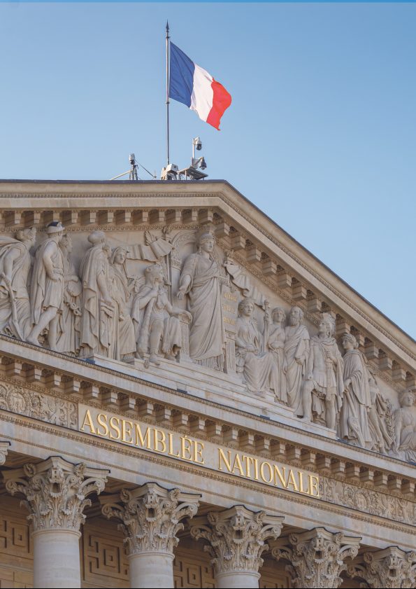 Façade de l'Assemblée nationale, drapeau français